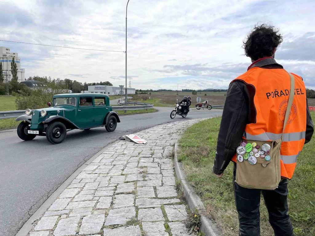 Svatováclavská jízda vedla i Studénkou, kde dělal Miroslav Tovaryš motospojku, 28. 9. 2024.