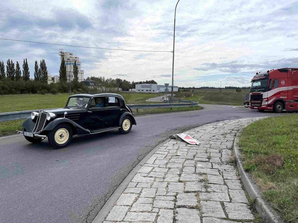 Svatováclavská jízda vedla i Studénkou, kde dělal Miroslav Tovaryš motospojku, 28. 9. 2024.