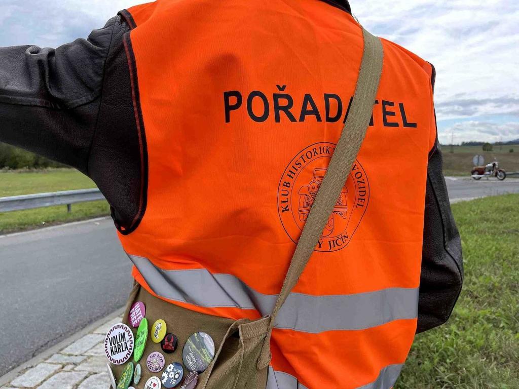 Svatováclavská jízda vedla i Studénkou, kde dělal Miroslav Tovaryš motospojku, 28. 9. 2024.