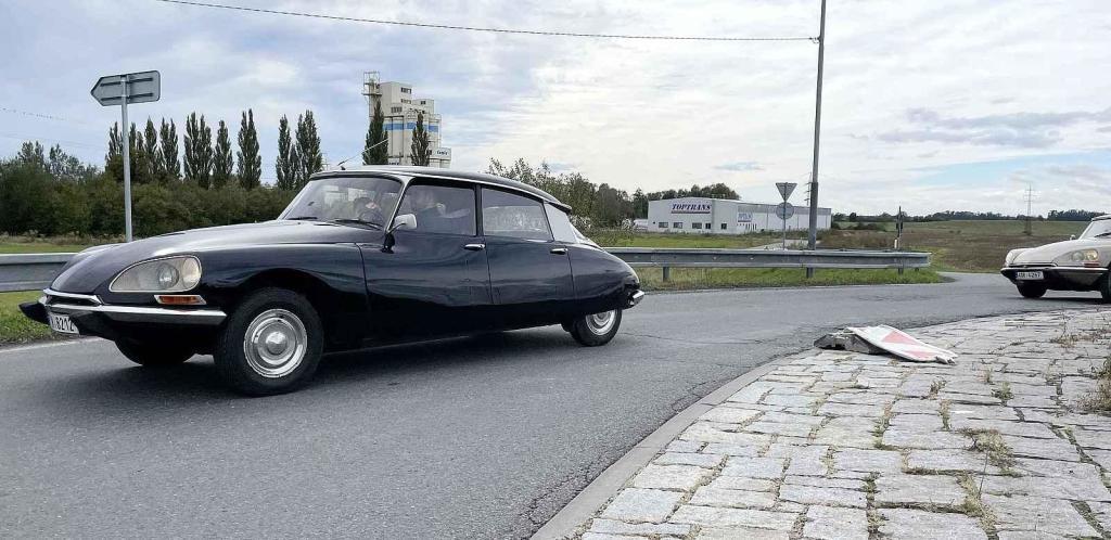 Svatováclavská jízda vedla i Studénkou, kde dělal Miroslav Tovaryš motospojku, 28. 9. 2024.