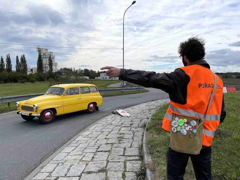 Svatováclavská jízda vedla i Studénkou, kde dělal Miroslav Tovaryš motospojku, 28. 9. 2024.