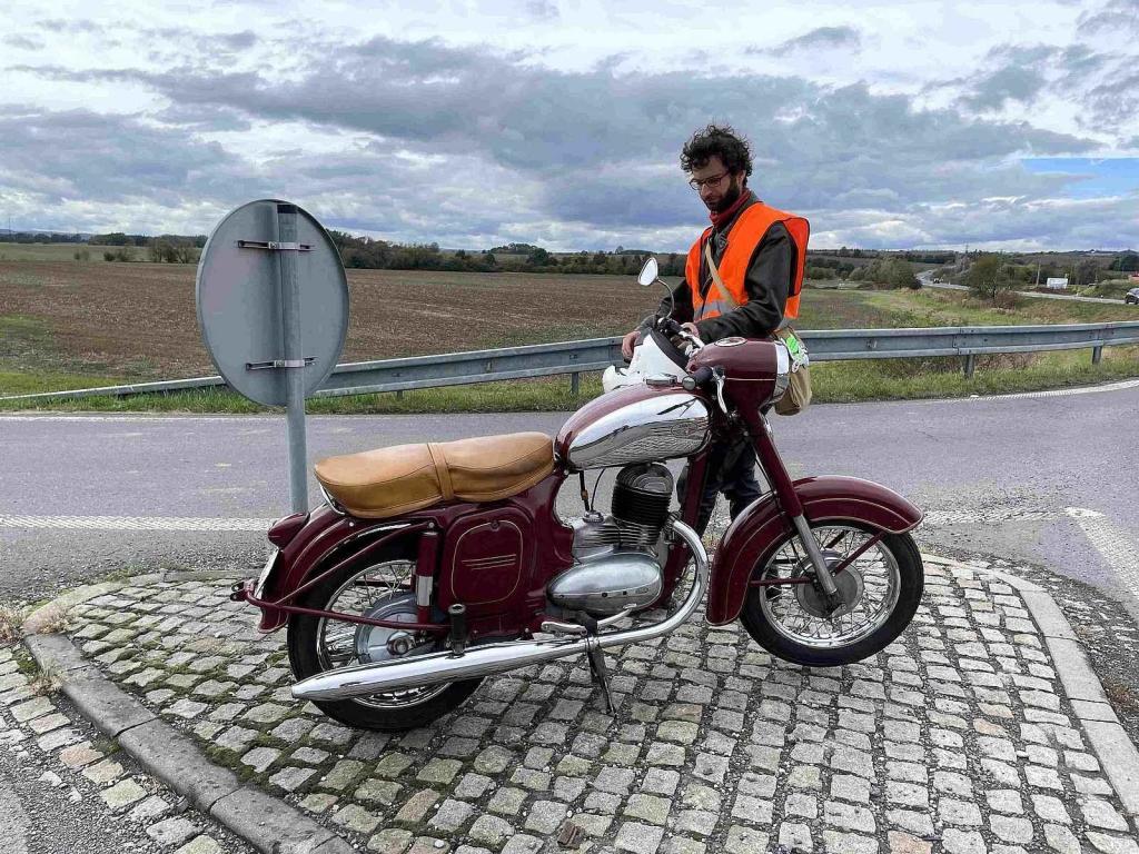 Svatováclavská jízda vedla i Studénkou, kde dělal Miroslav Tovaryš motospojku, 28. 9. 2024.