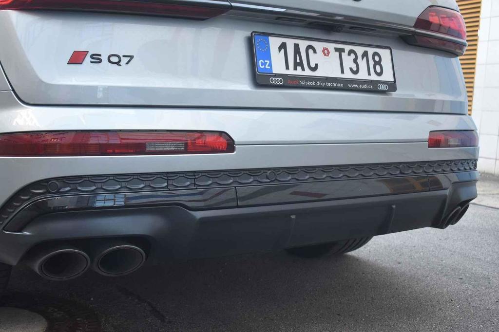 Pod nárazníkem jsou čtyři mohutné koncovky výfuků