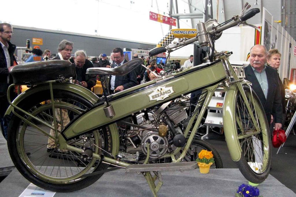 Motocykl z produkce firmy Bekamo z roku 1922. Tento stroj byl vyroben s dřevěným rámem, z obou stran pokrytým plechovými výztuhami.