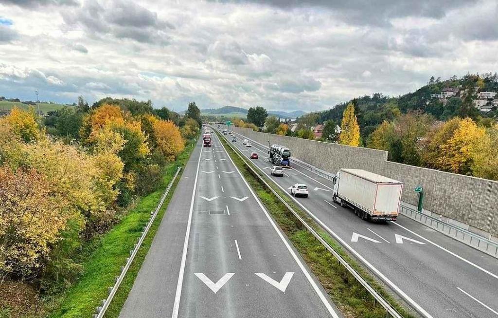 Šipky, které mají pomoci řidičům na dálnici dodržovat bezpečný odstup