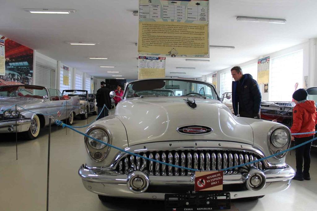 Buick Road Master Skylark z roku 1953.