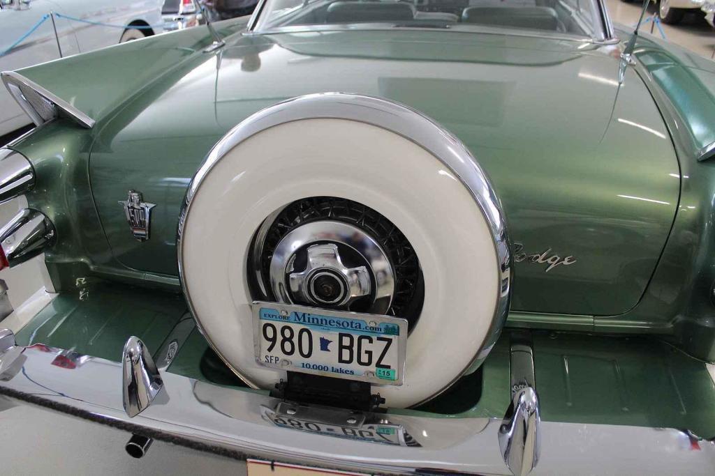 Detailní ůpohled na zadní část vozu Dodge 500.