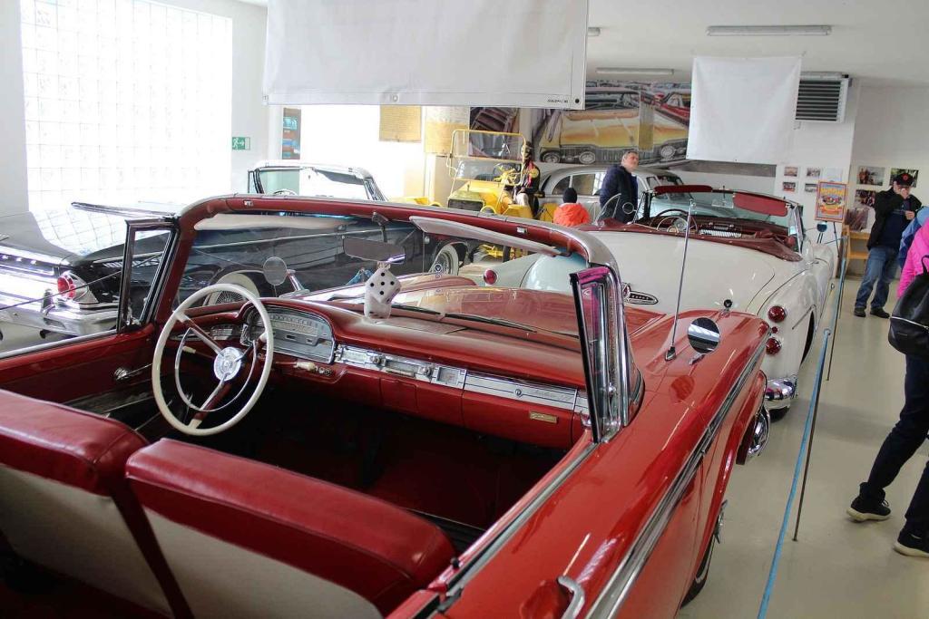 Pohled do prostoru řidiče Fordu Galaxie Sunliner z roku 1959.