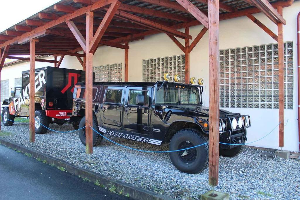 Moderní pdoukci zastupují vozy Hummer.