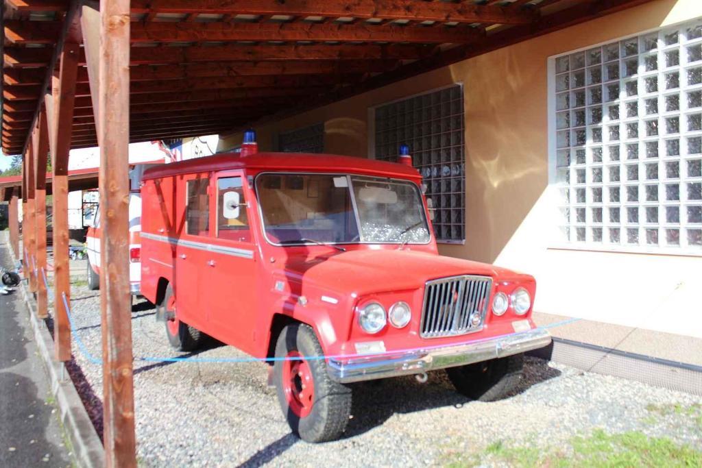 Jeep J 3000.