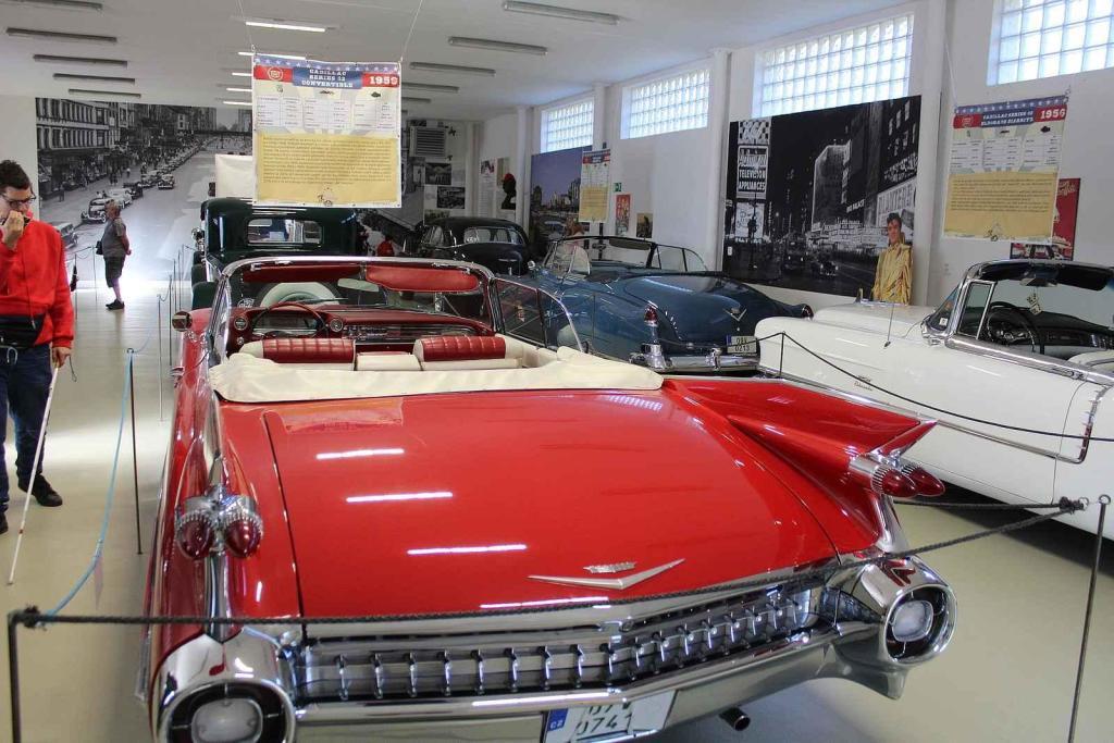 Pohled zezadu na Cadillac Series 1962 Convertible z roku 1959.