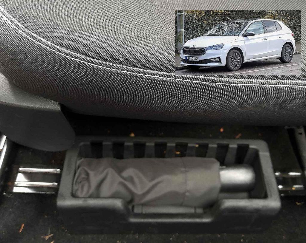 Deštník, který je ve výbavě vozů Škoda Fabia, má svou schránku pod sedadlem spolujezdce.