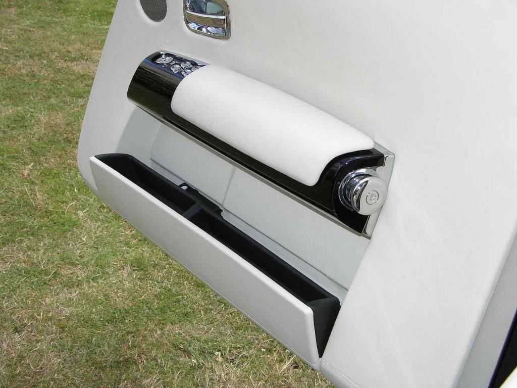 Deštník ve schránce dveří vozu Rolls-Royce Pohantom.