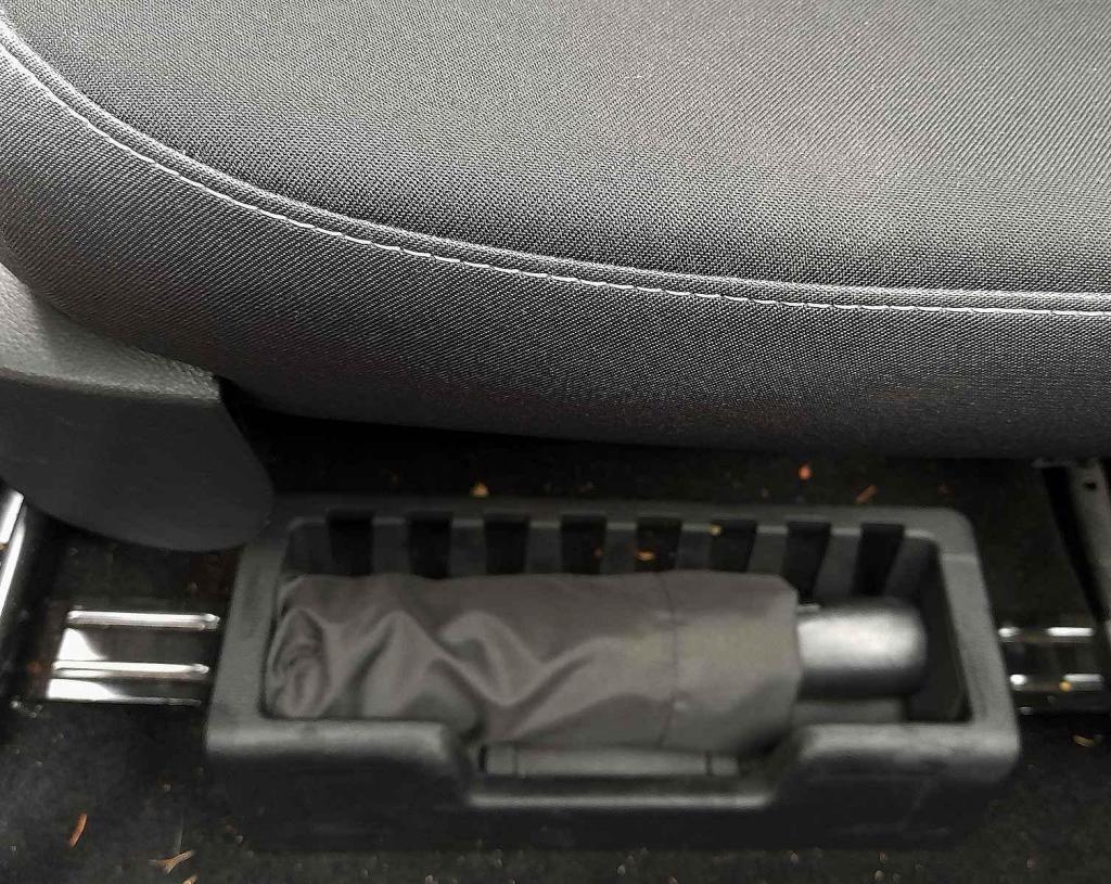 Škoda Fabia má schránku na deštník pod sedadlem spolujezdce.