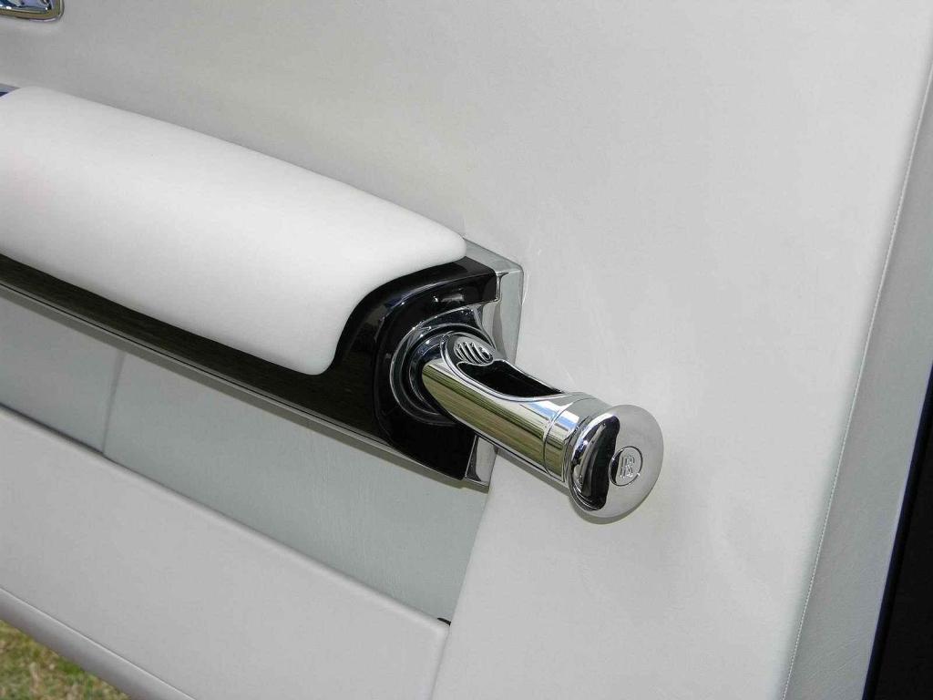 Detailnější pohled na deštník ve dveřích Rolls-Royce Phantom VIII.