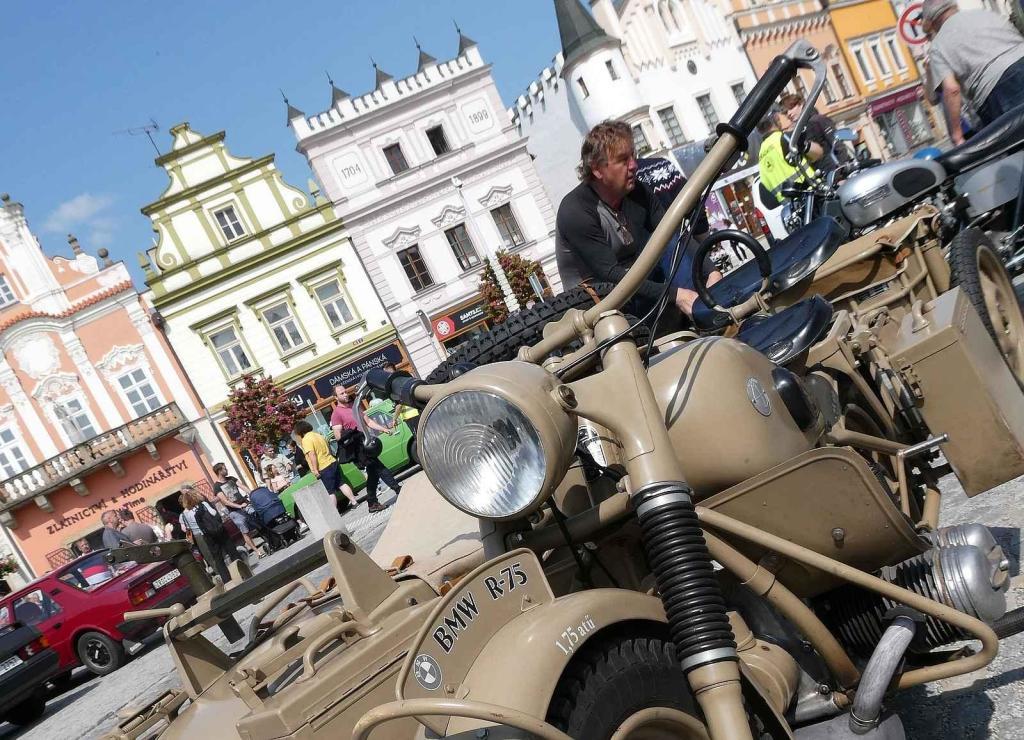 Cestou necestou. Tak jezdil ikonický německý válečný těžký motocykl BMW R75 z období II. světové války, který sloužil na všech frontách.