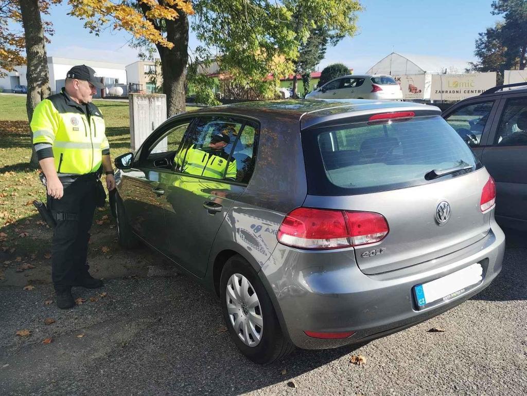 Táborští strážníci se zaměřili na kontroly parkovišť u hřbitovů.