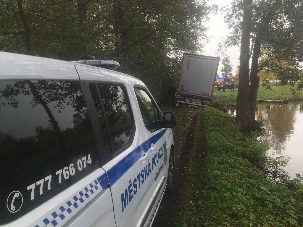 Řidič kamionu zažil u Ottova rybníku v Ostrově dramatické chvíle