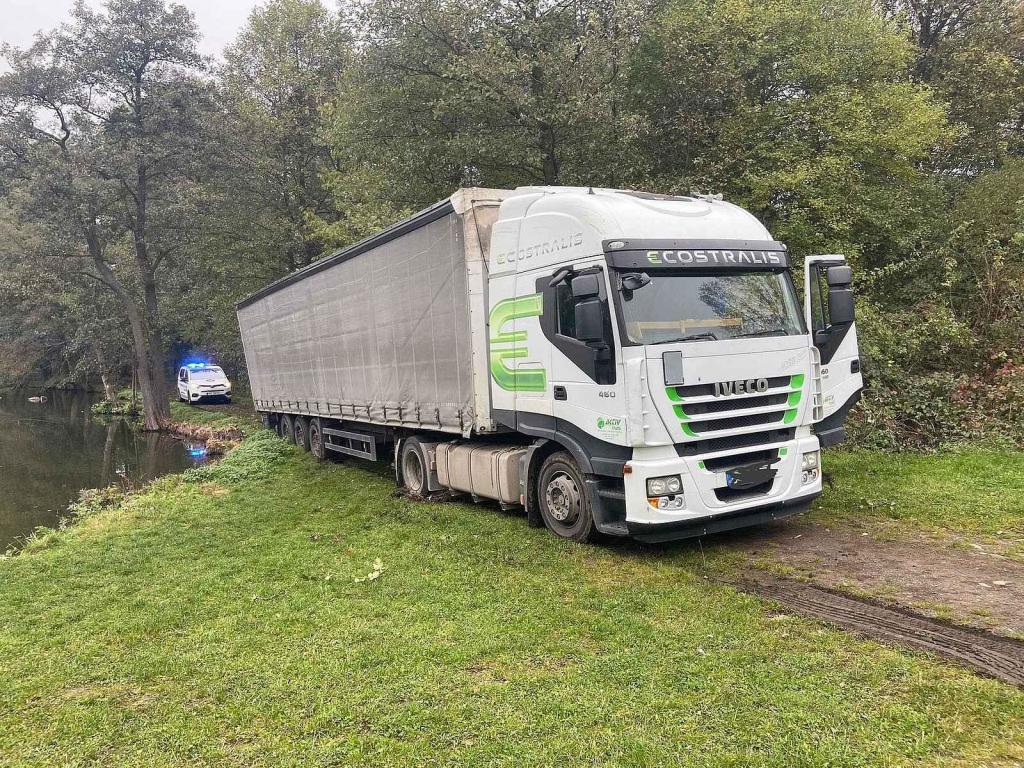 Řidič kamionu zažil u Ottova rybníku v Ostrově dramatické chvíle