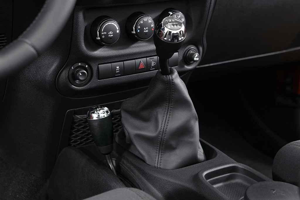 U některých terenních vozů, jako je třeba Jeep Wrangler, se řadí pohon všech kol ručně, zpravidla pákou vedle řadicí páky