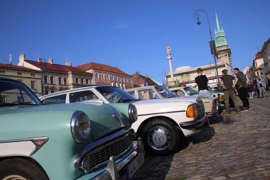 V pondělí 28. října byla na Masarykově náměstí ve Znojmě k vidění řada historických vozidel.