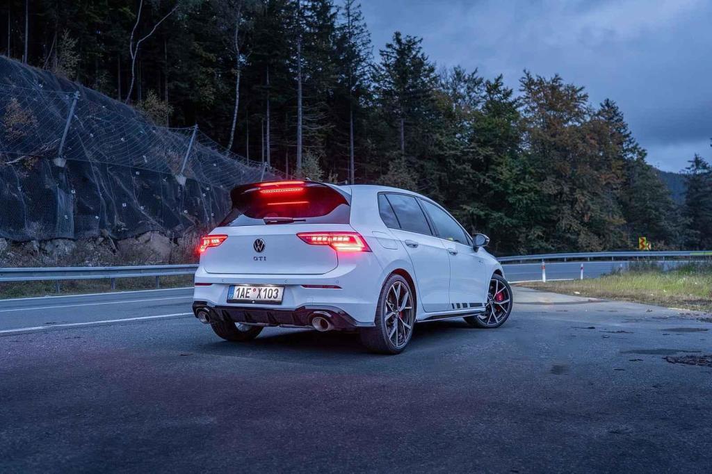 Clubsport má poměrně dramatickou vizáž zadní partie