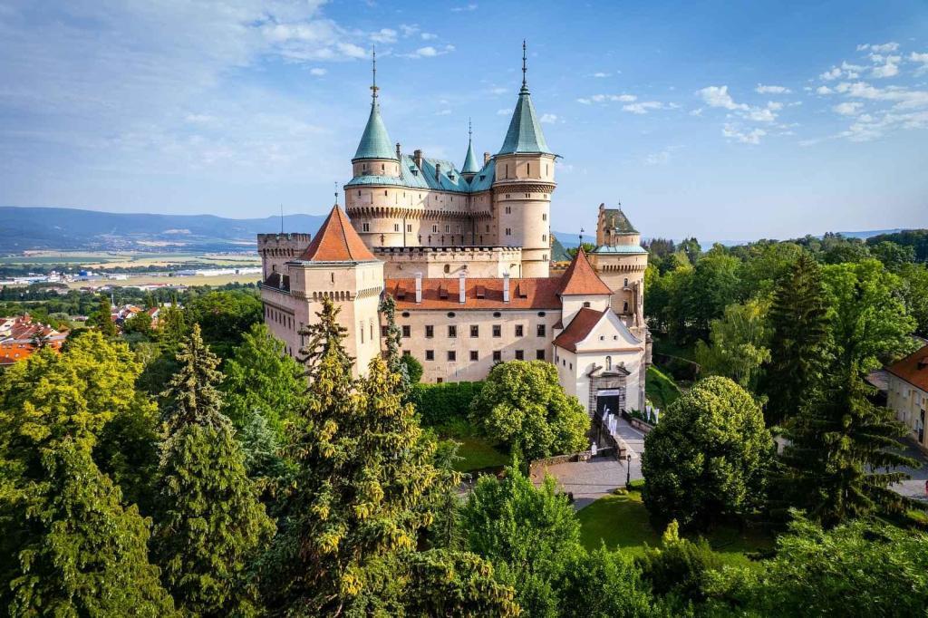 Celkový pohled na romantický Zámek Bojnice.