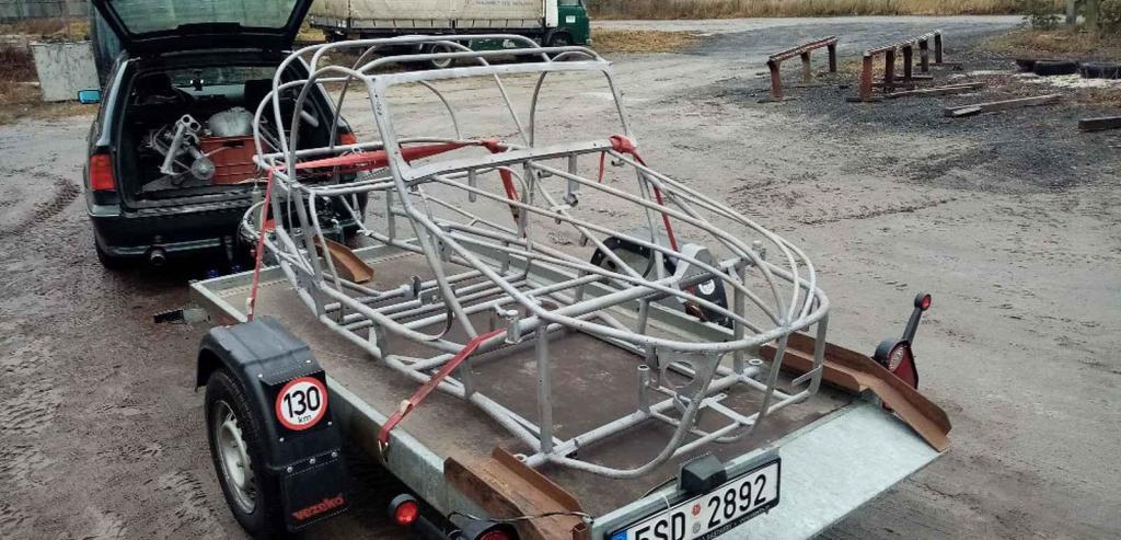 Opískovaná karoserie.