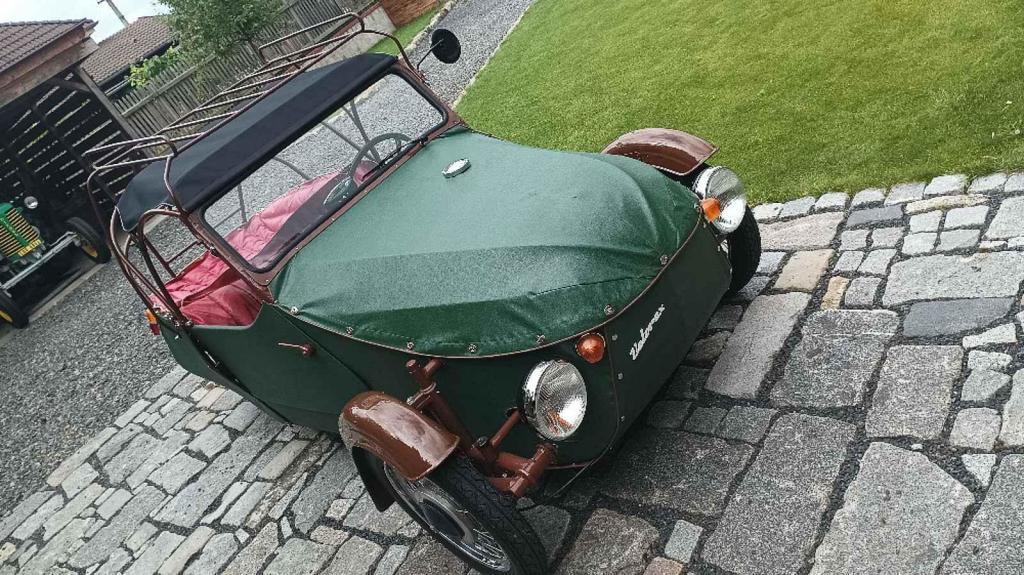 Velorex 16/350 v méně časté, ale originální zelené verzi.
