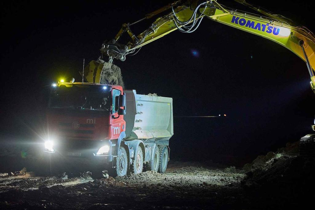 Na stavbě dálnice D11 se pracuje i za tmy.