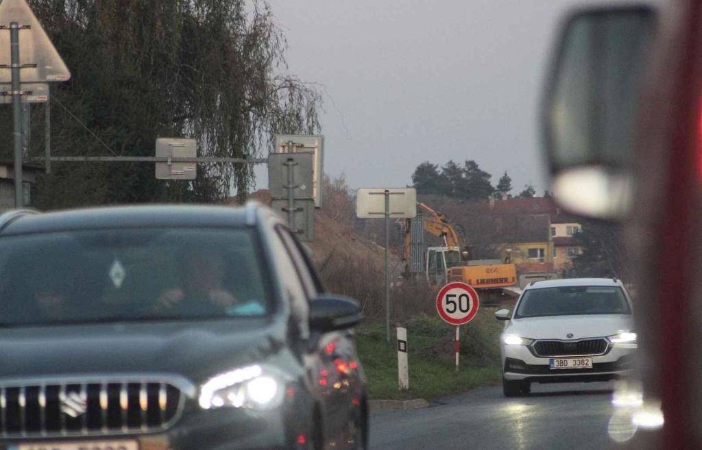 Situace v blízkosti napojení dálnice D55 na silnici I/54 u Bzence, a to první listopadový čtvrtek odpoledne.