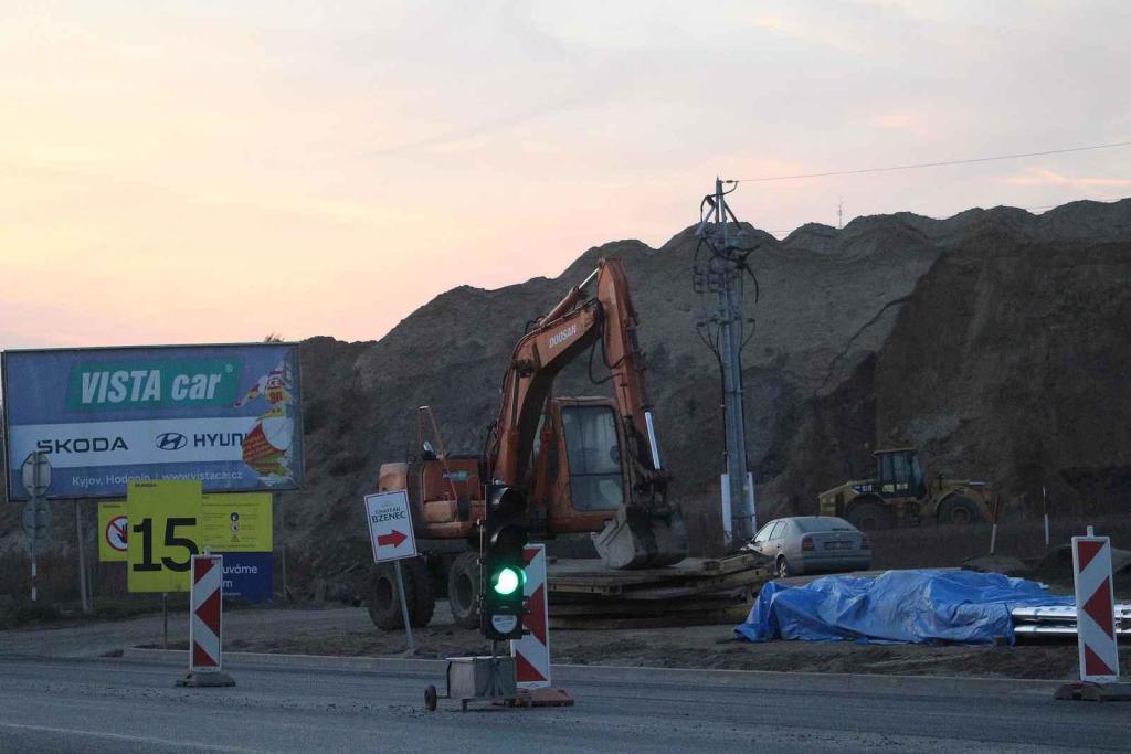 Situace v blízkosti napojení dálnice D55 na silnici I/54 u Bzence, a to první listopadový čtvrtek odpoledne.