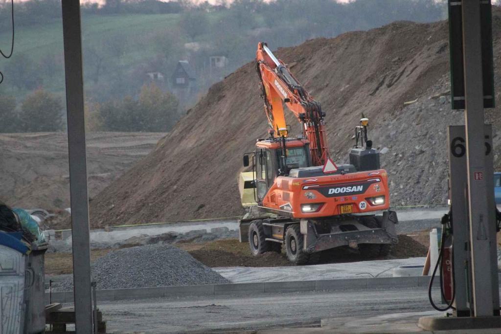 Situace v blízkosti napojení dálnice D55 na silnici I/54 u Bzence, a to první listopadový čtvrtek odpoledne.