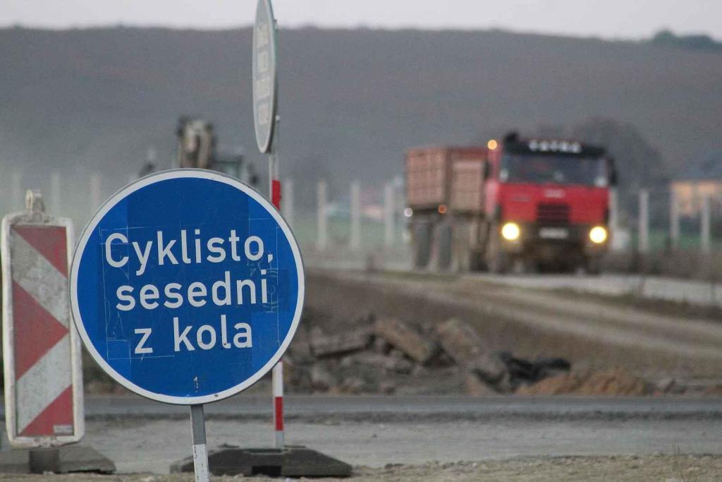 Situace v blízkosti napojení dálnice D55 na silnici I/54 u Bzence, a to první listopadový čtvrtek odpoledne.