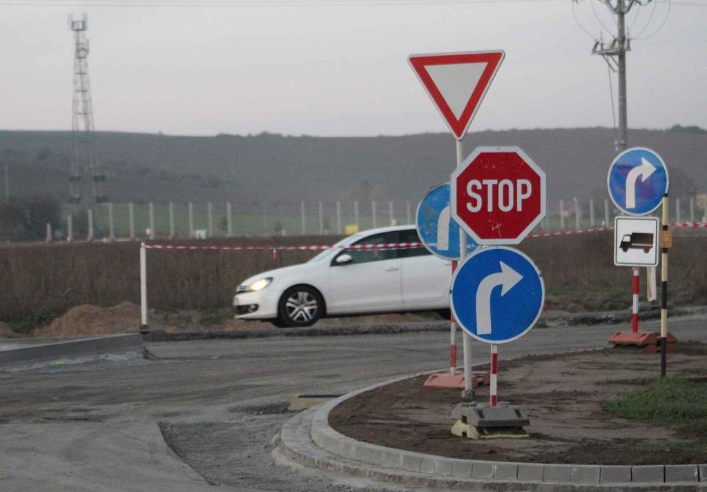 Situace v blízkosti napojení dálnice D55 na silnici I/54 u Bzence, a to první listopadový čtvrtek odpoledne.