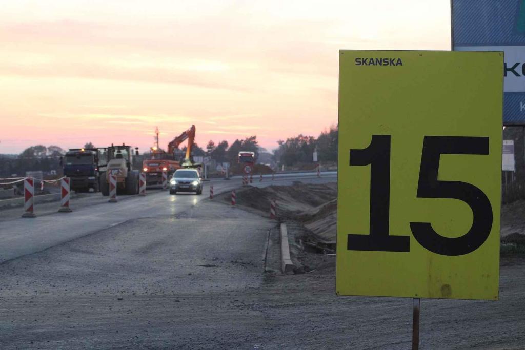 Situace v blízkosti napojení dálnice D55 na silnici I/54 u Bzence, a to první listopadový čtvrtek odpoledne.