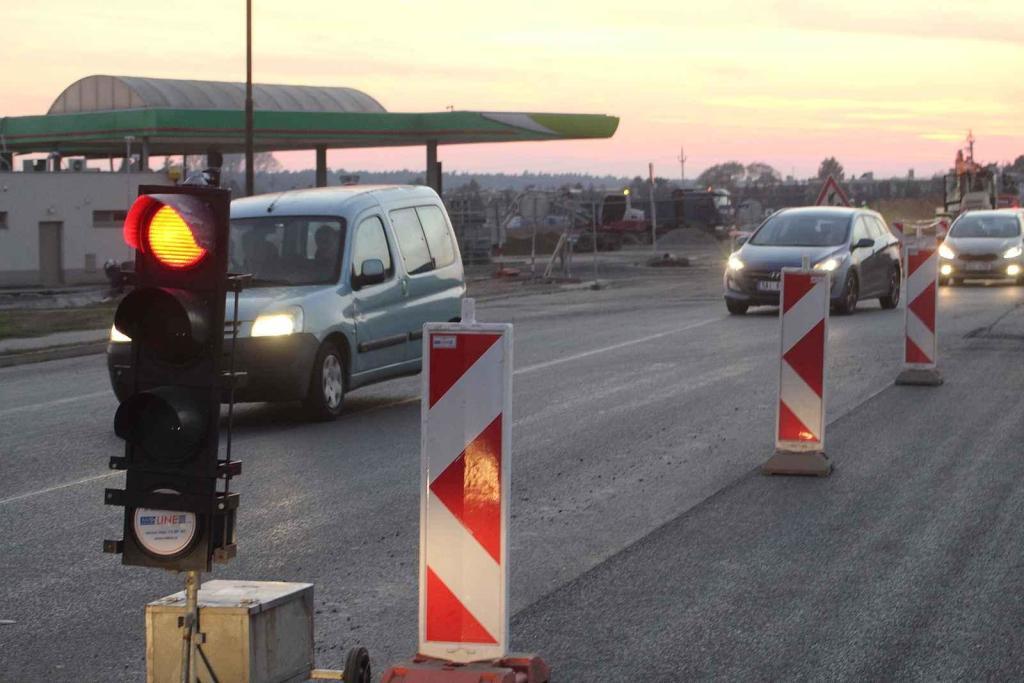 Situace v blízkosti napojení dálnice D55 na silnici I/54 u Bzence, a to první listopadový čtvrtek odpoledne.