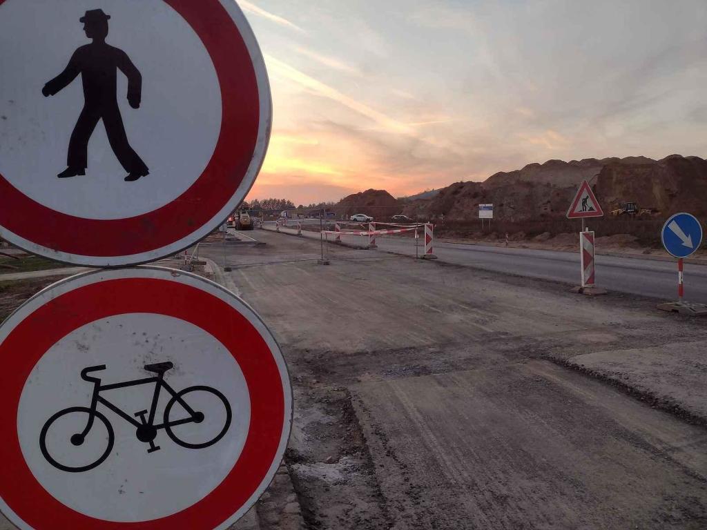Situace v blízkosti napojení dálnice D55 na silnici I/54 u Bzence, a to první listopadový čtvrtek odpoledne.