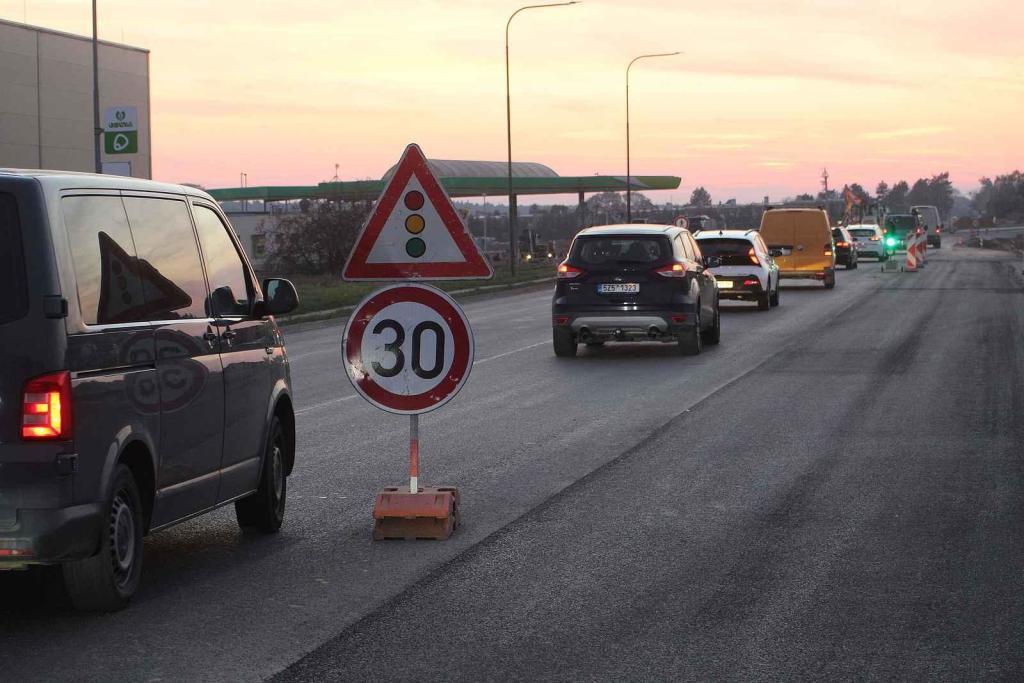 Situace v blízkosti napojení dálnice D55 na silnici I/54 u Bzence, a to první listopadový čtvrtek odpoledne.