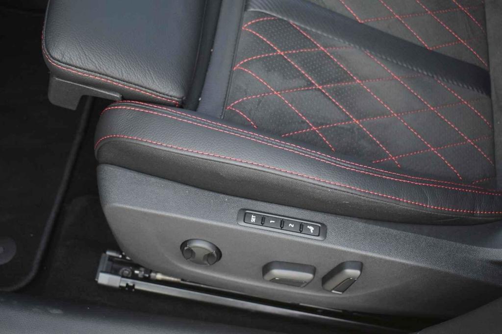 Sedadlo má elektrické ovládání a prodlouženou podporu stehen