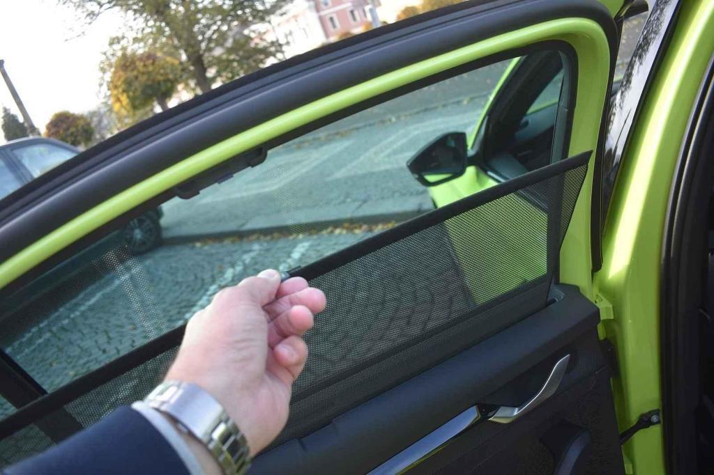 Proti sluníčku se lze chránit roletkou ve dveřích