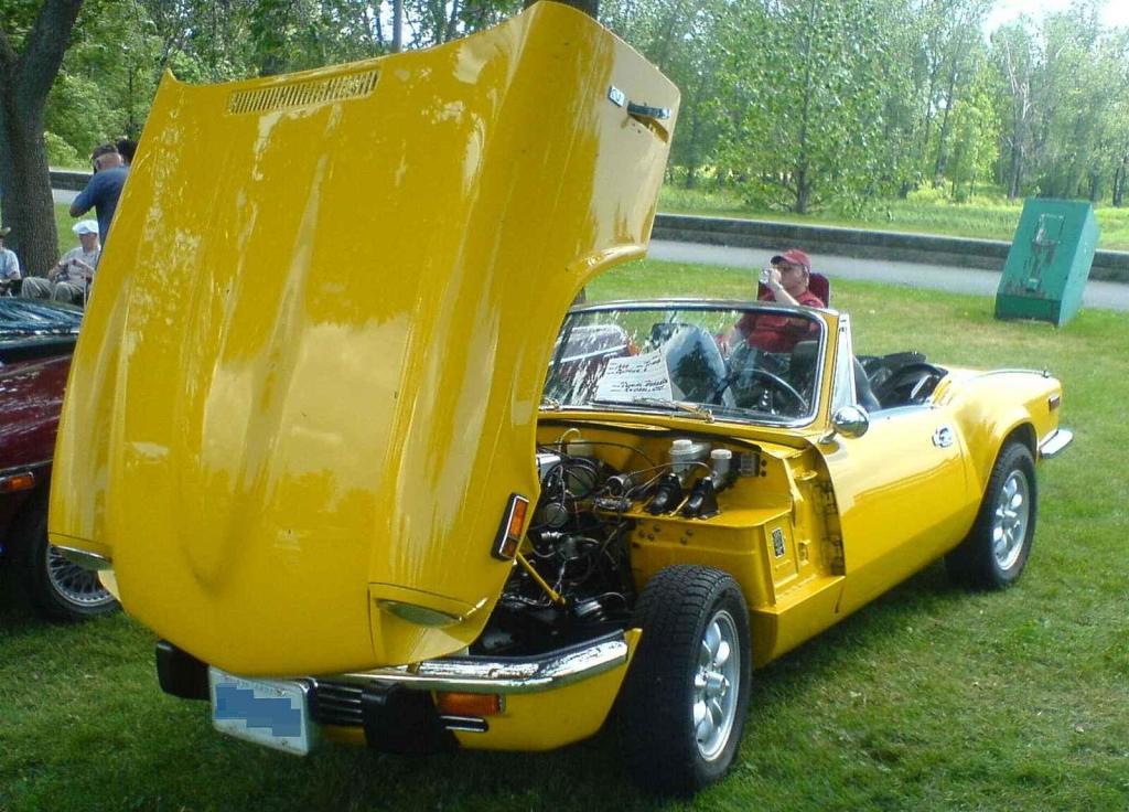 Triumph Spitfire z roku 1977 s odklopeným krytem motoru při British Car Show 2010.