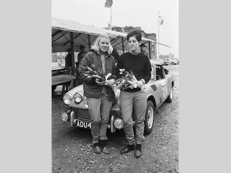 Posádka Triumphu Spitfire Valerie Pirie (vlevo) a Susan Reeves při Tulpenrallye 1965.