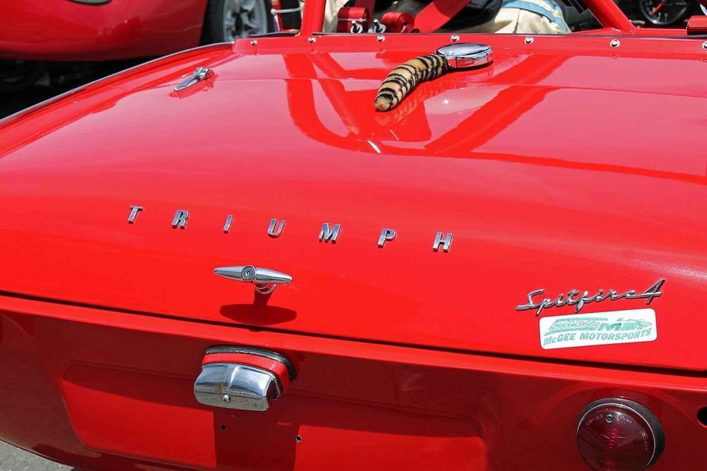 Záď vozu Triumph Spitfire 4 z roku 1962 na setkání veteránů Sonoma Raceway 2015.