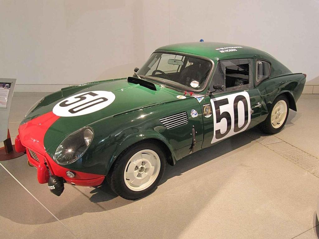 Replika vozu Triumph Spitfire Mk I, který jel závod 24 hodin Le Mans, vystavená v Coventry Transport Museum.