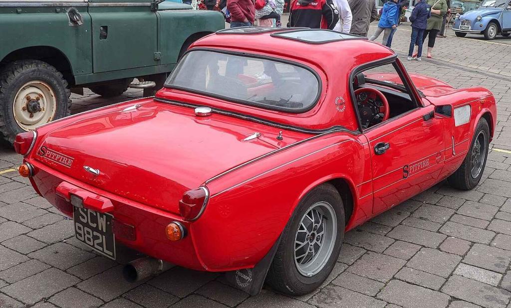 Triumph Spitfire z roku 1973 s pevnou střechou.