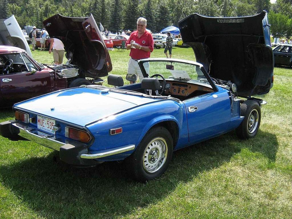 Triumph Spitfire z roku 1975 na setkání veteránů v Lethbridge v Kanadě.