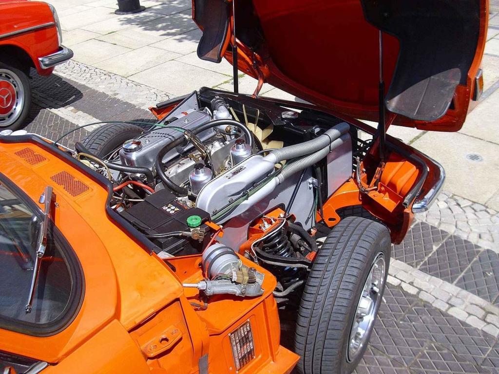 Pohled na motor vozu Triumph Spitfire.