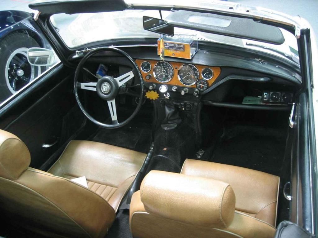 Pohled na palubní desku vozuTriumph Spitfire.