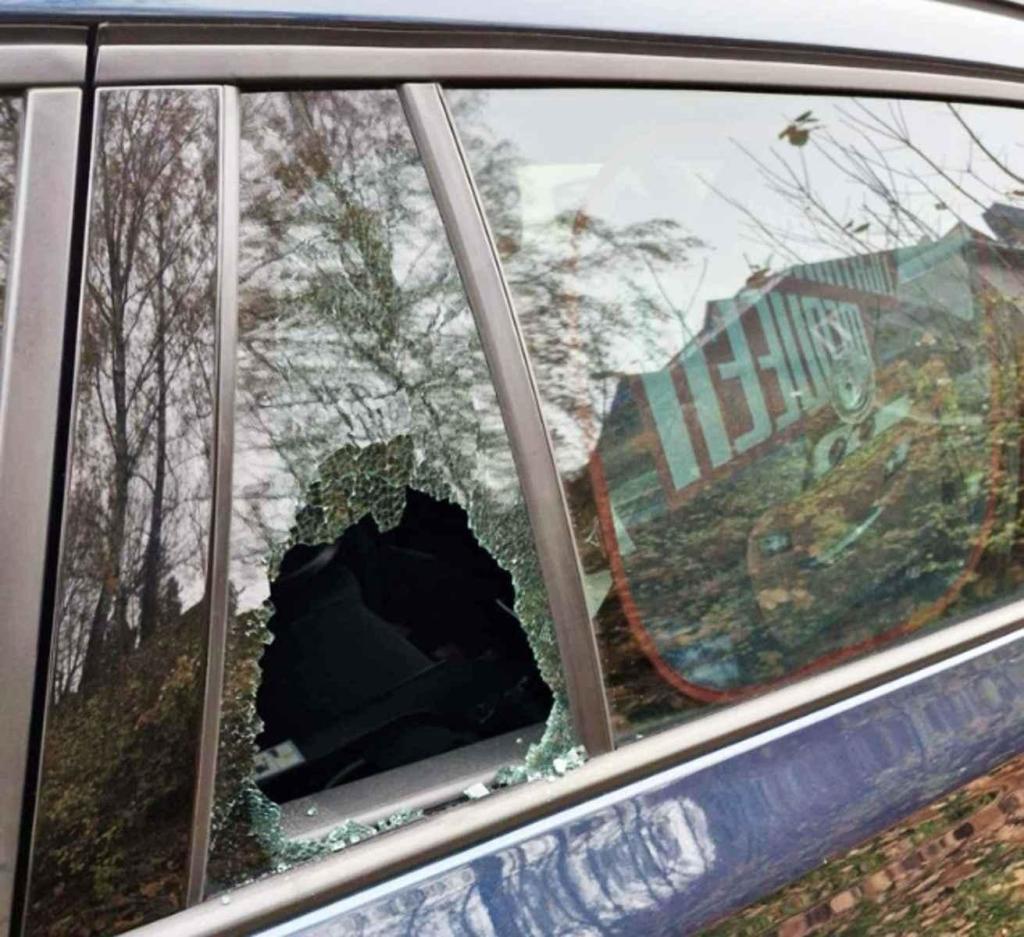 Rozbitá okna automobilů se vyskytla v mnoha částech Jablonce nad Nisou.